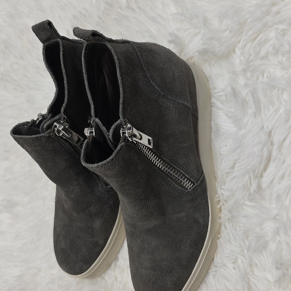 Steve Madden Suede Charcoal Wedge Shoe. Size 7.5 - Picture 4 of 11